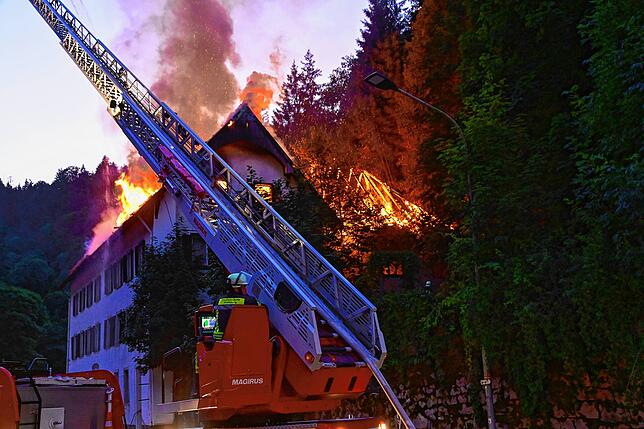 Flammen schlagen aus dem Dach des ehemaligen Gasthauses Bachjörg in Schonachbach.