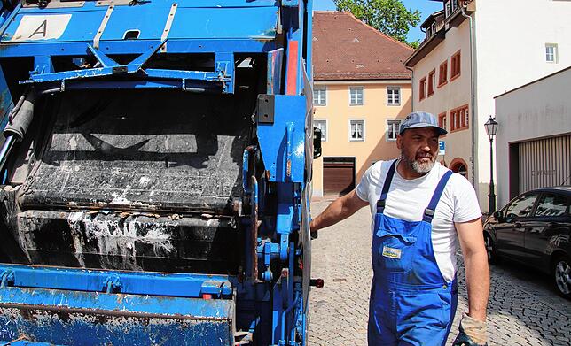 Er hat schon in der Morgenfrische früh um 5 Uhr mit der Arbeit angefangen: Mazzo Maurizio sammelt gewerbliche Abfälle ein.