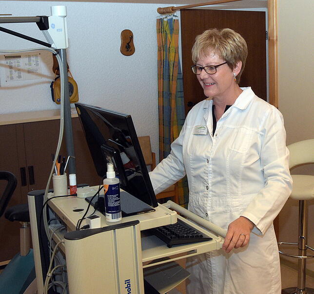 Birgit Jehle arbeitet seit 45 Jahren im Labor der Fachkliniken.