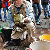Der Kölner Künstler Gunter Demnig verlegt jeden Stolperstein persönlich. Im Oktober kommt er dafür auch nach Villingen. Hier auf dem ...