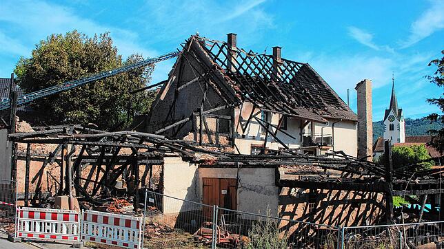 Inzwischen ist das Ausmaß des Brands an einem Ökonomiegebäudes in Bohlingen sichtbar. Der entstandene Schaden wird auf etwa 500.00 Euro ...