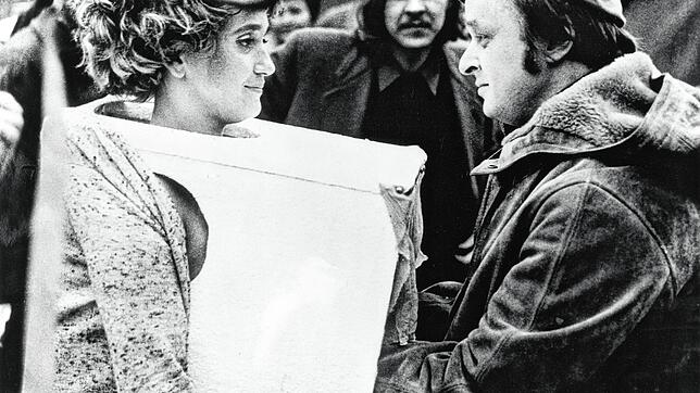 Tapp- und Tastkino: Die Künstlerin stellte sich 1968 mit einer umgeschnallten Pappbox in die Öffentlichkeit. Passanten durften für zwölf ...