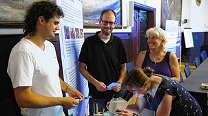 Der Biologe Artin Tokatlian Rodriguez (links) und der Leiter der Abteilung Umwelt und Natur, Wolfgang Keller, informieren im Ratssaal ...