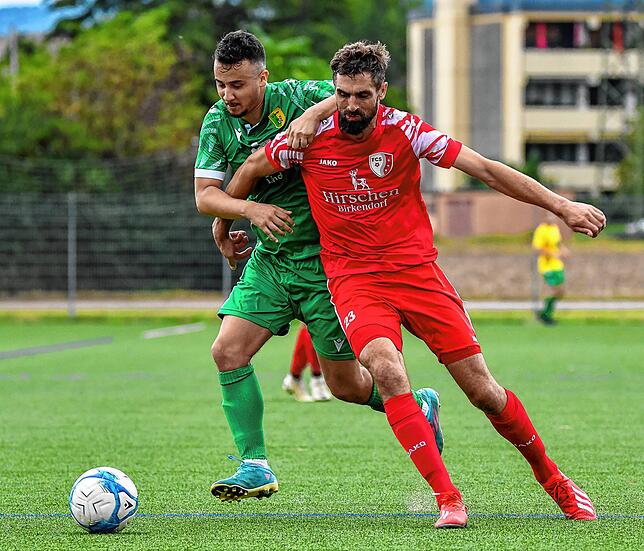 Stammkraft: Seit Tobias Eichhorn (vorn, gegen Giuseppe Imbrogiano vom SV Herten) für den FC Schlüchttal spielt, zählt er stets zur ...