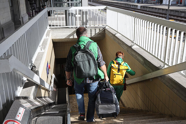 Reisende am Konstanzer Bahnhof müssen, wollen sie den direkten Weg zu den Bahnsteigen nutzen, weiterhin Treppen steigen.