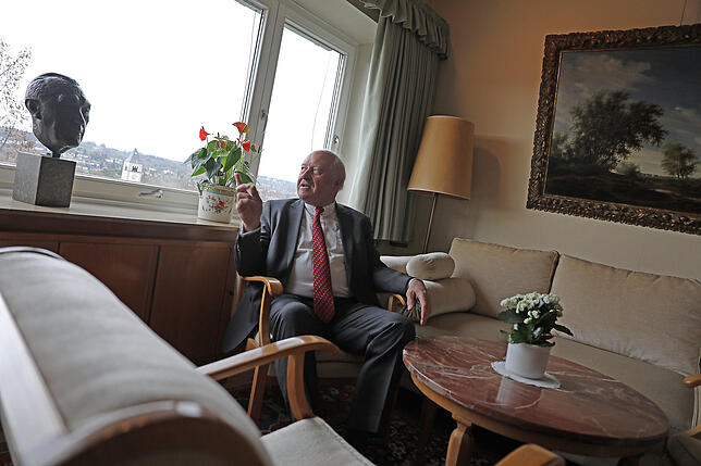 Enkel Konrad Adenauer blickt im Wohnzimmer in Rhöndorf auf eine Bronzebüste seines Großvaters.