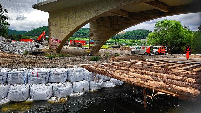 Auf rund fünf Meter wurde die Donau eineengt mit mit Bigbags seitlich sowie einem Überbau aus Baumstämmen, Dielen und Stahlplatten ...