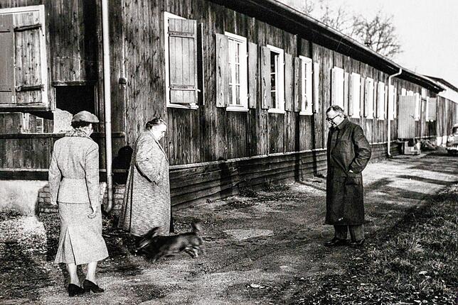 Heinrich Michelsen vor den neuen Werftgebäuden 1946.