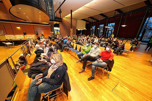 Die Zuschauer applaudieren.