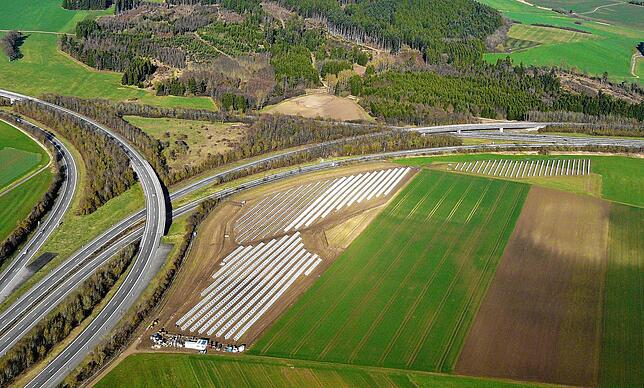 An der Autobahn A 81 ist schon vor Jahren diese Photovoltaikanlage auf der Ostbaar bei Sunhausen installiert worden.