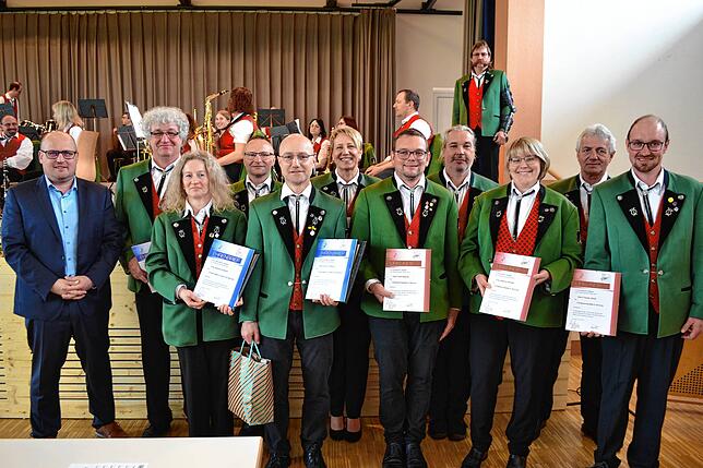 Ehrungen werden zehn Musikerinnen und Musikern anlässlich des Gemeinschaftskonzerts ausgesprochen. Auf dem Bild (von links) Stefan ...