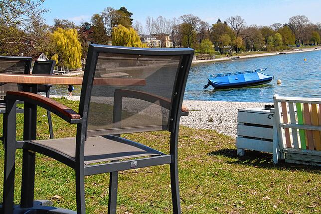 Tische und Stühle der Seebar sind nun weiter entfernt vom Wasser.
