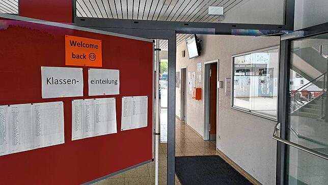 Am Eingang der Realschule hängt das Willkommens-Schild und die Klasseneinteilung für das neue Schuljahr.