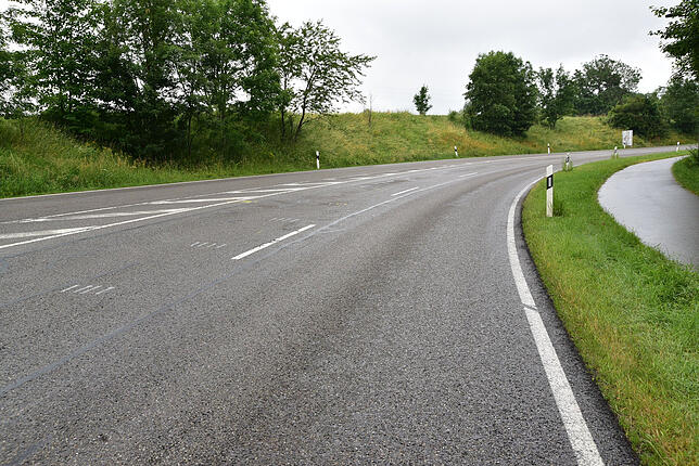 Schwach sind auf dem Bild die Markierungen zu sehen, die zeigen, wie der BMW-Fahrer auf die zweite Spur und dann auf die Gegenfahrbahn ...