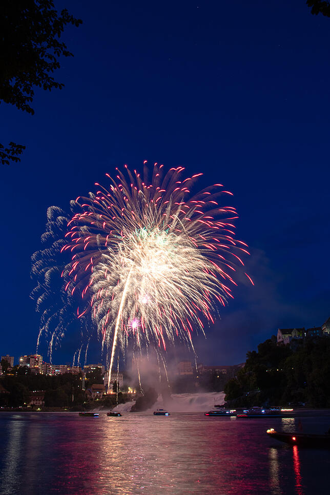 Bild 1: So schön war das Feuerwerk zum Schweizer Nationalfeiertag am Schaffhauser Rheinfall