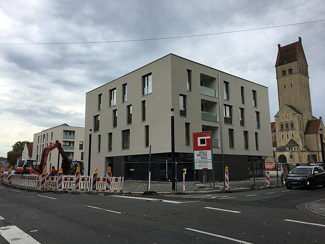 Fast fertig: Zwar ist eine Fahrbahn in der Ekkehardstraße vor dem Herz-Jesu-Platz immer noch gesperrt, aber der Gehweg nimmt schon ...