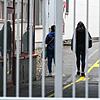 Schichtbeginn bei BCS in Radolfzell: Zwei Mitarbeiterinnen gehen über den Betriebshof.