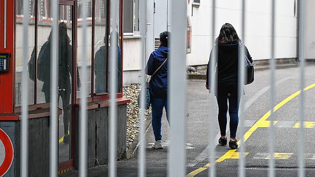 Schichtbeginn bei BCS in Radolfzell: Zwei Mitarbeiterinnen gehen über den Betriebshof.