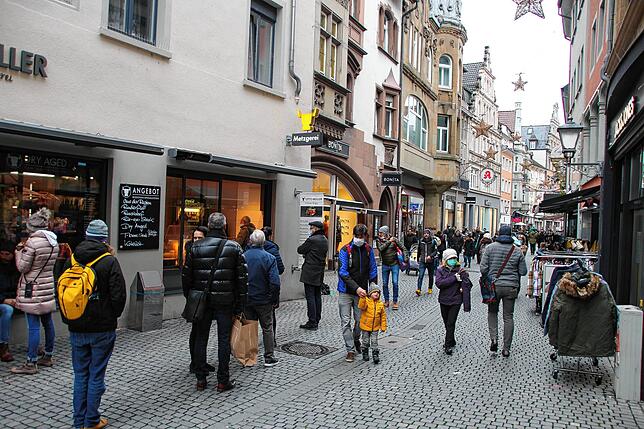Vor einem Imbiss in der Rosgartenstraße warten die Menschen geduldig darauf, dass sie an der Reihe sind. Die Stimmung in der Stadt war ...