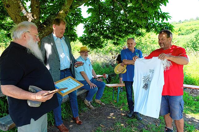 Ein Waldrapp-T-Shirt hatte Martin Keßler dem Namenspaten Peter Berthold mitgebracht.
