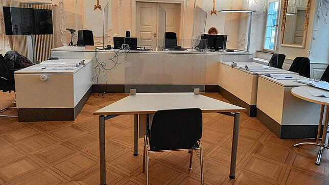 In diesem Gerichtssaal des Amtsgerichts Konstanz&lsquo; findet der Prozess statt. Der Angeklagte wird wegen Körperverletzung, Nötigung ...