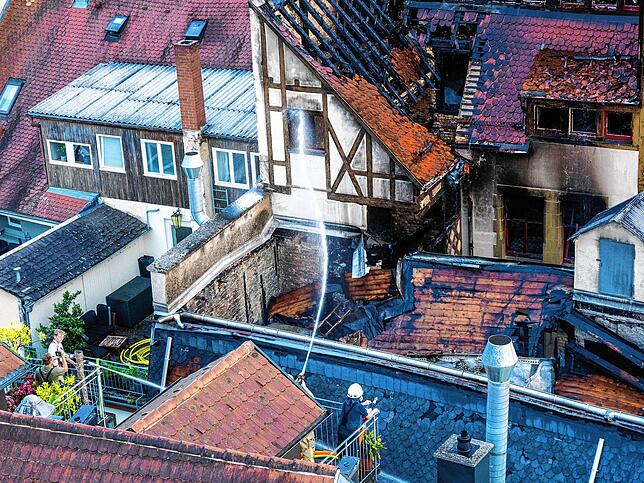 Bild 15: Nach dem Großbrand in Konstanz: Der Einsatz geht in seine zweite Nacht