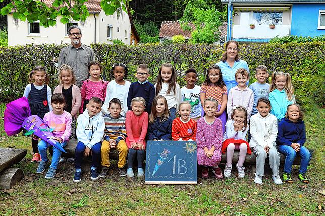 Hier freut sich die Klasse 1b mit ihrer Lehrerin Anna Heier-Eibach über den Schulbeginn.