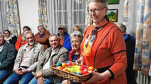 Ortsvorsteherin Ute Kuppel (Überlingen-Bonndorf) verteilte am Ende der Ortschaftsratssitzung Ostereier an die Besucher. Die Räte, denen ...