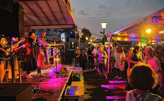 Rockig wurde es am Samstag beim Hafenfest mit dem Auftritt der Band The Roosters. Sie heizten die Stimmung vor der Bühne in Staad ...
