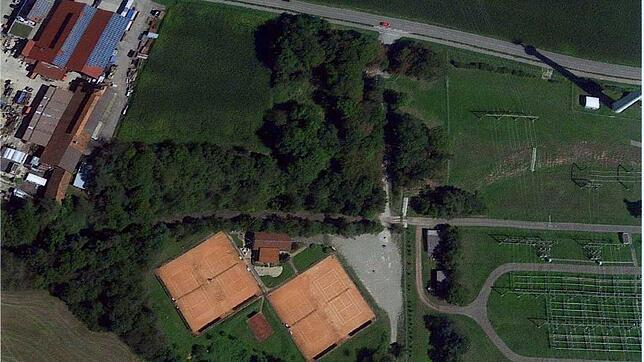 Die Luftaufnahme zeigt das derzeitige Sportgelände des Tennisclubs Gurtweil (Mitte untere Bildhälfte), einen Teil der Umspannanlage ...