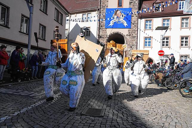 Bild 9: Villinger Maschgerelauf: Narren strömen durch die Innenstadt
