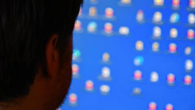 Harte Kost: Ermittler stellten auf dem Handy des Beschuldigten mehrere hundert strafbare kinderpornografische Bilder sicher. (Symbolbild)