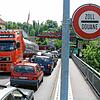 Die überlastete Rheinbrücke Waldshut-Koblenz, hier der Blick Richtung Schweiz, soll langfristig durch einen zweiten Übergang auf Höhe ...
