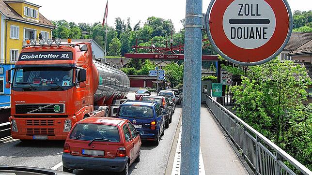 Die überlastete Rheinbrücke Waldshut-Koblenz, hier der Blick Richtung Schweiz, soll langfristig durch einen zweiten Übergang auf Höhe ...