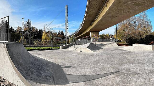Mittlerweile ist der Skateplatz unter der Brücke zu einer modernen und soliden Anlage geworden. Bis im Dezember sollen die Arbeiten ...