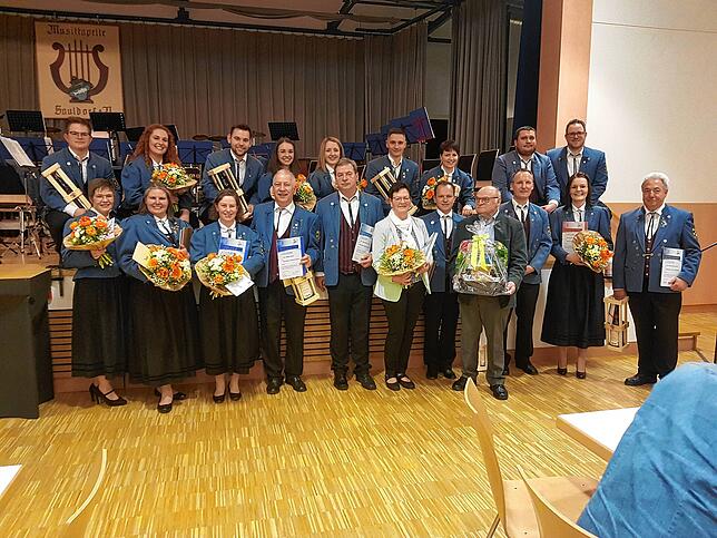 Die Geehrten der Musikkapelle Sauldorf (obere Reihe, v. li.):Tobias Wischnewski, Viola Reichle, Marcel Matheis, Lena Deschler, Priska ...