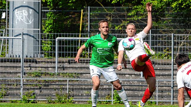 Der SC Pfullendorf (Heiko Behr, rechts) und die DJK Donaueschingen (Yannick Bartmann) trennen sich mit einem leistungsgerechten 0:0.