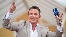 „Immer wieder sonntags“ läuft auch 2025 im Fernsehen. Alle Infos rund um Termine, Tickets und Gäste finden Sie hier.