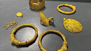 Goldschmuck wurde bei einer Reisenden am Flughafen Friedrichshafen gefunden.