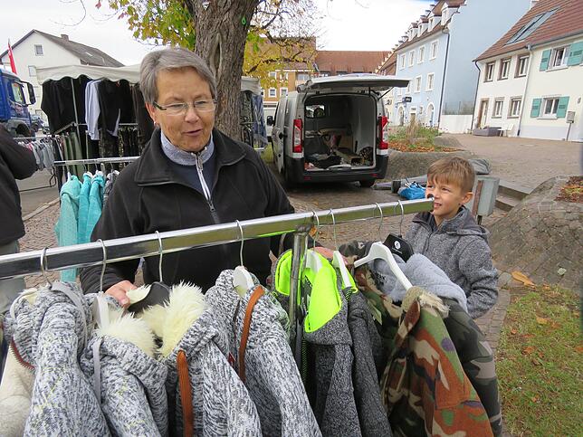 Ruth Haberer wird fündig auf dem letzten Markt, ihr Enkel Niclas freut sich über eine neue Jacke.