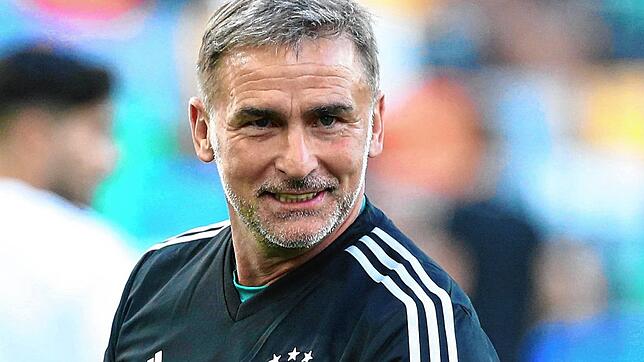 U21-Trainer Stefan Kuntz spricht in Singen über Teamgeist.