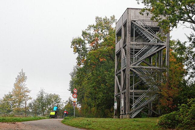 Der Beobachtungsturm in der Nähe des Birdlife-Naturzentrums bei Kleindöttingen.