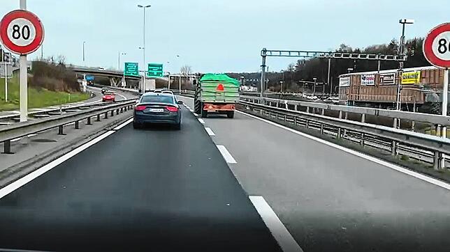 Mit einem Traktor samt Anhänger war ein Landwirt auf der A4 in Schaffhausen unterwegs.