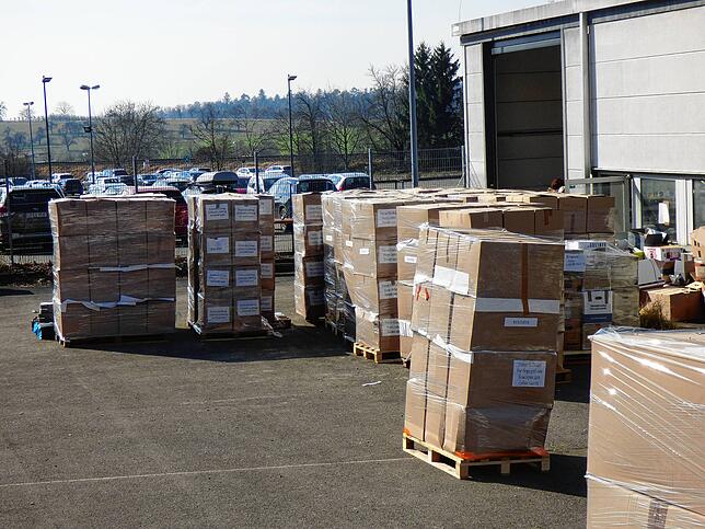 30 Paletten mit verschiedenen Hilfsgütern, wie Medizin und Lebensmitteln, wurden in den vergangenen Tagen gesammelt und verpackt.