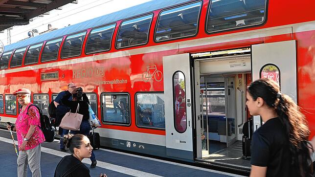 Am Mittwoch, 14. Juni, um 16.50 Uhr stehen bei der Schwarzwaldbahn auf Gleis 2 in Villingen die Türen für die Passagiere in Richtung ...