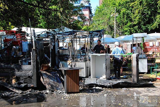 Am Seehasenmontag 2022 geriet eine Wurstbude mitten auf dem Festgelände in Vollbrand.