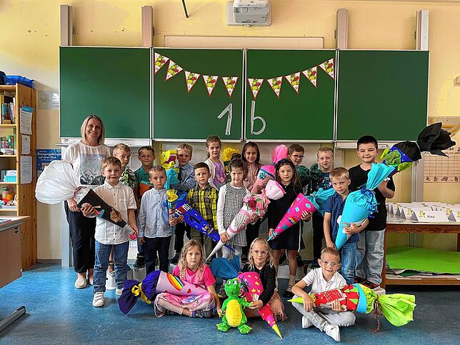 Die Klasse 1b der Sommertalschule Meersburg mit ihrer Klassenlehrerin Verena Geßler.
