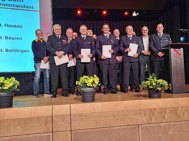 Über ein Dutzend Mitglieder durften Kommandant Mario Dutzi und OB Bernd Häusler (von rechts) in die Ehrenabteilung verabschieden.