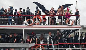 Seit über 20 Jahren lockt das Fetisch-Schiff am Bodensee zahlreiche Besucher und Zuschauer an, wie hier 2024.