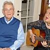 Dodo Wartmann greift beim runden Geburtstag ihres Stiefvaters zur Gitarre und singt ihm ein Ständchen.